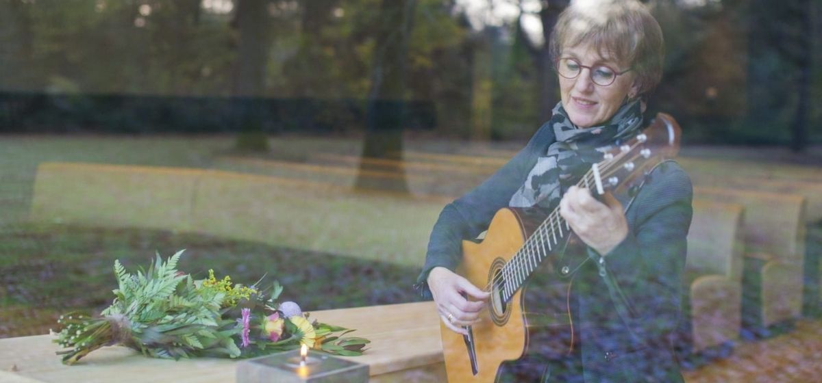 Uitvaartgitariste Jacqueline Snel in crematorium Slangenburg